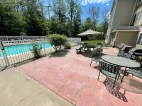 Country Inn & Suites by Radisson, Lake George Queensbury, NY - Pools