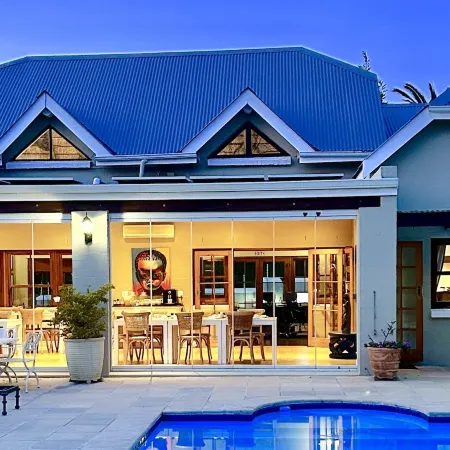 Summit Place Guesthouse Отели рядом с достопримечательностью «Винодельня Groot Constantia»