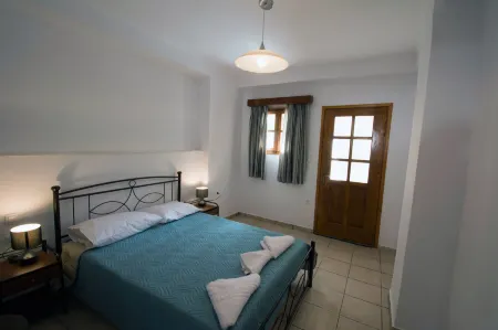 Olive Tree Apartments Отели рядом с достопримечательностью «Vrahos Beach»