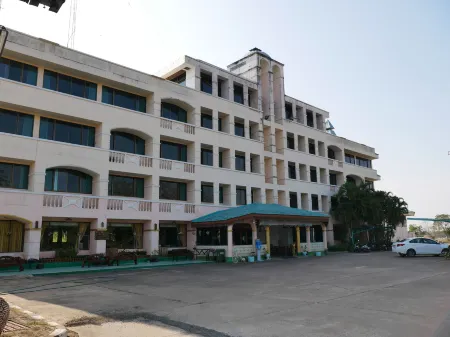 Royal Jomanee Heritage Отели в г. Tha Bo