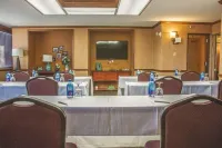 Mcm Eleganté Hotel & Conference Center - 3-Star