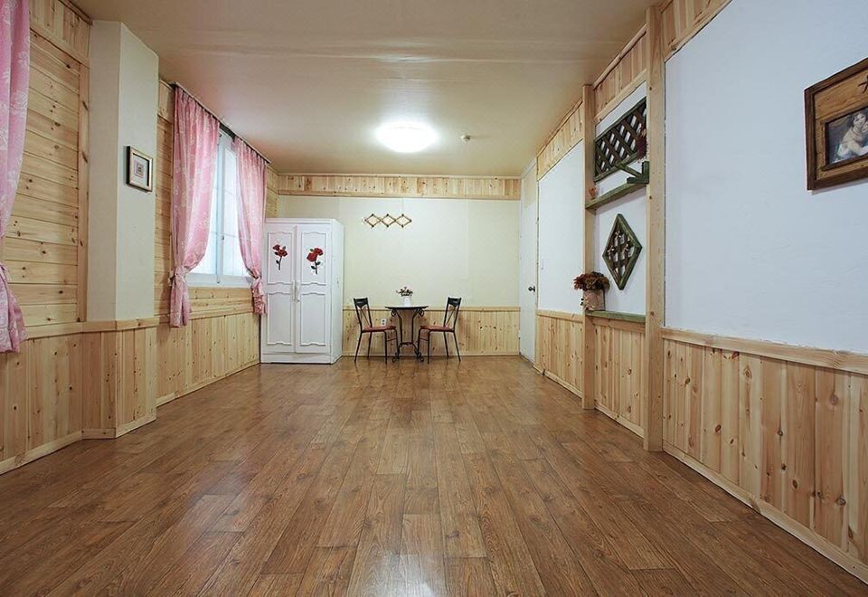 무주 백암산장펜션의 외관과 주변 경치