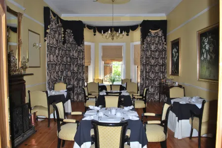 Kingna Lodge Montagu Отели рядом с достопримечательностью «IBIS Gallery»