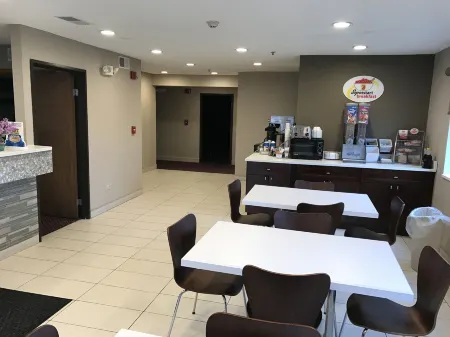 Super 8 by Wyndham Monee Отели в г. Мони