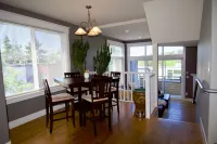 Comfort and Grace Perched on Queen Anne Hill - Bungalows