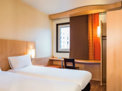 Ibis Paris Pont de Suresnes