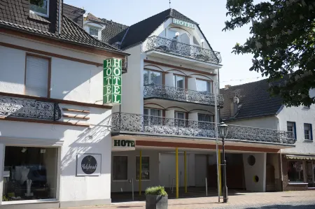 Platzhirsch Hotel Отели рядом с достопримечательностью «Херзелер Верт»