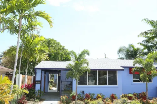 Fantasy Island Inn, Caters to Men - Homestays
