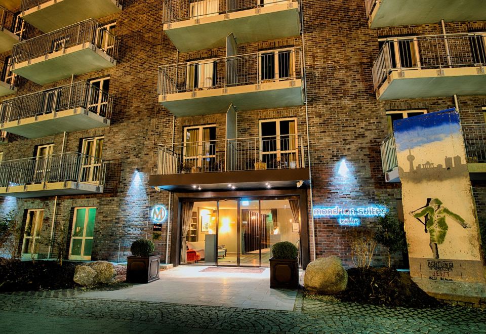 몬드리안 스위트의 로비 벽난로와 휴식 공간