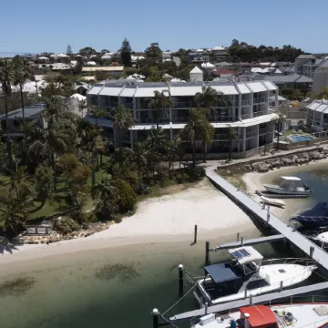 Pier 21 Riverside Apartment Hotel