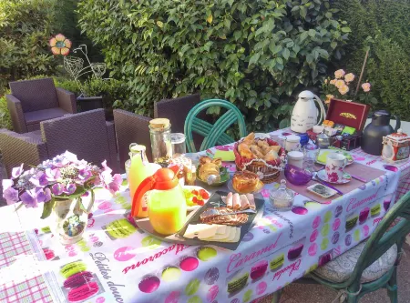 La Petite Maison près de l'Eglise Отели в г. Лез Иф