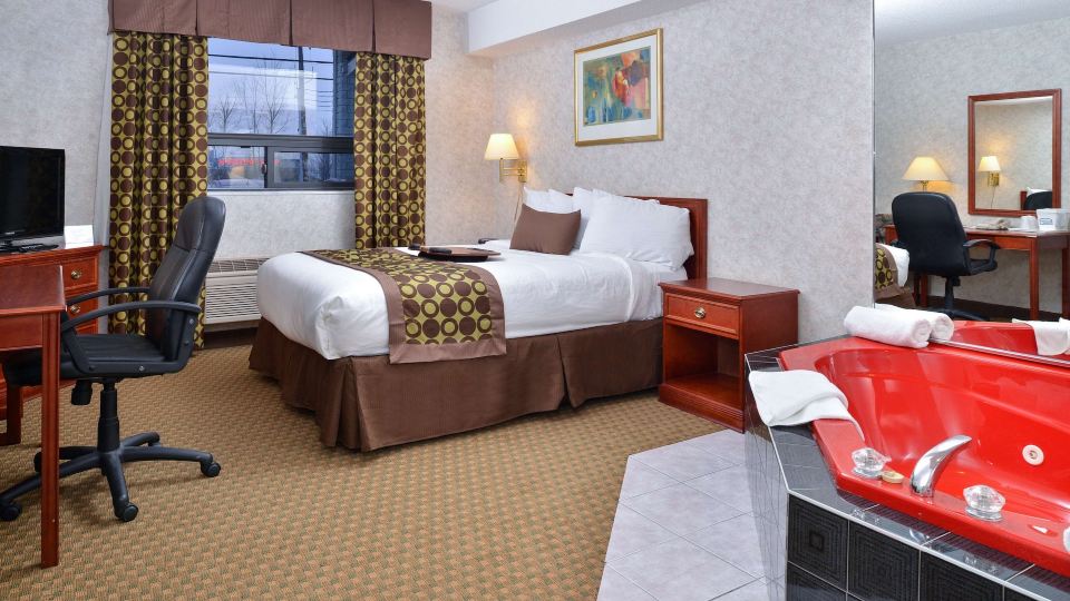 Lexington Inn & Suites-Windsor