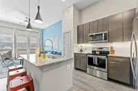 Grand 1Br King Suite Close to Downtown w Fast Wifi