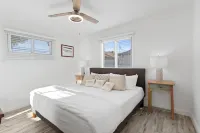 Featherlight Cottage with BBQ and Hot Tub in Downtown Phoenix