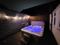 Centre Apartment - Sleeps 2 & Roof Top Hot Tub - Hot Tub