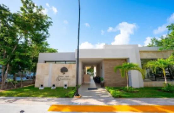 Luxury Apartment with Poll