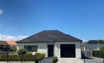 Huswell - Spacious Bungalow with Garden Near the Beach & Sea