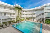Beach Haus Key Biscayne Contemporary Apartments - piscine