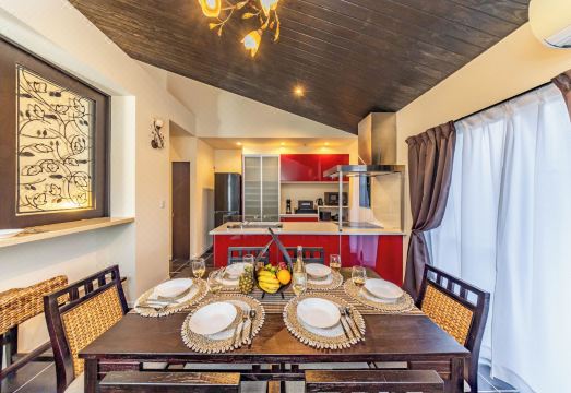 1688 하우스 추라우미의 깔끔하고 고급스러운 침실