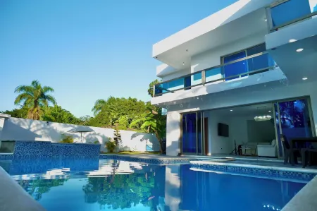 Villa Pravda Guerra 4BR 6BDS 12PAX Отели в г. Сан-Кристобаль