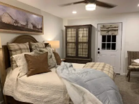 Five-Star Historic Boyd Harvey Carriage House 2 Bedroom Home by Redawning