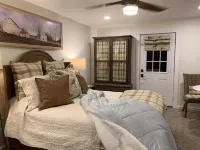Five-Star Historic Boyd Harvey Carriage House 2 Bedroom Home by Redawning فنادق في Lenoir City