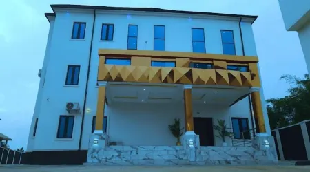 HP LUXURY HOTEL and SUITES Отели в г. Агбор