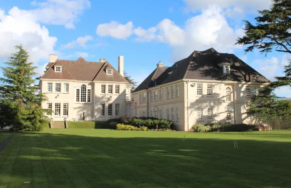 布魯肯科特酒店