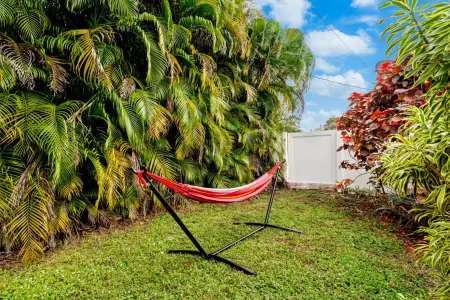 Pool and Arcade - Spacious Stylish Retreat Отели в г. Пемброк-Пайнс