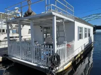 Houseboat in Providence!
