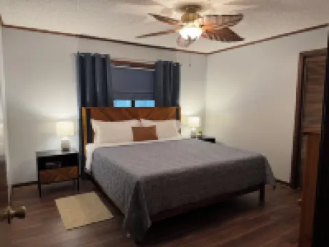 Negreet Retreat#2 Clean Waterfront Midlake Toledo Bend Sleeps 12 with Hot Tub