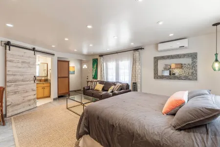 Private Paia Studio in a Tropical Sanctuary, a short walk to Paia town & beach. Отели рядом с достопримечательностью «Paia»