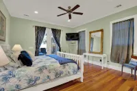 Stunning 4-bedroom water front home on Whitemarsh Island