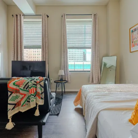 Cozy Apartment in Charming Cincinnati with fitness room, WiFi, Ac