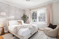 4Bd Cozy Urban Escape 5 Mins to Dwtn & WakeMed. Movie Room and Arcade Game!