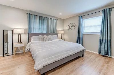 Spacious 3-BR with aesthetic living room & fully equipped kitchen in Waukesha Hotels near Carroll University