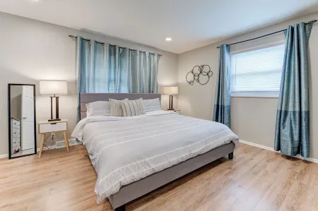 Spacious 3-BR with aesthetic living room & fully equipped kitchen in Waukesha