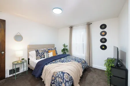 Cozy, Convenient Getaway 3Bd2Ba dog-friendly home in wonderful Akron, OH Отели в г. Акрон