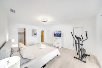 Heated Pool & Waterfront! Kayaks + Pool Table!