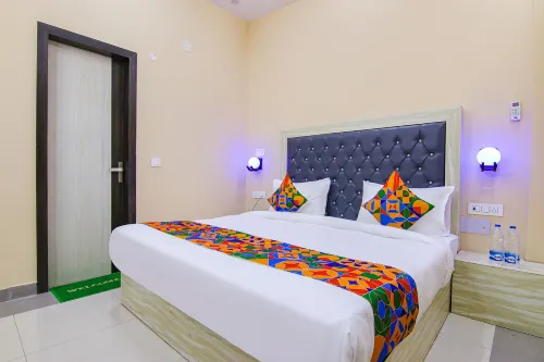 FabHotel Ashok Vihar - Nr North Campus, Delhi University Hotels in North West Delhi