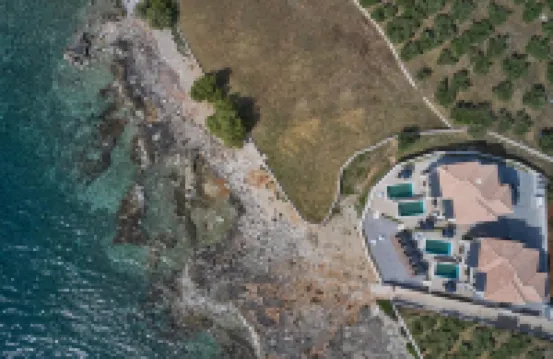 Beachfront Alassa Villas with Private Pools Hotel a 