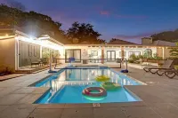 8Br Gem with Pool, Lake View & Tons of Amenities!