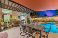A Royal Desert Oasis with Epic Game Room - 3 stjerner