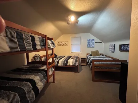 Charming 4-bedroom house in delightful Brooklyn with WiFi, AC