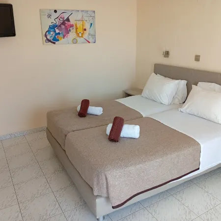 Leonidas Hotel & Studios