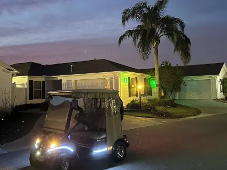 WOW CLOSED IN COURTYARD VILLA, GOLF CART, 2 BEDROOMS AND WALK TO 5 LOCAL POOLS.