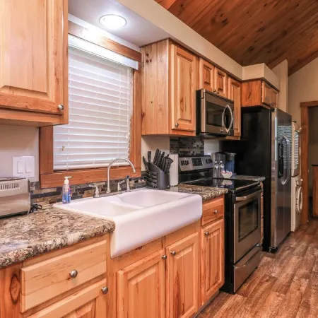 Barnwell Mountain Cabins #1: Cabin/tiny home w/loft in Gilmer across from BMRA Отели в г. Апшур