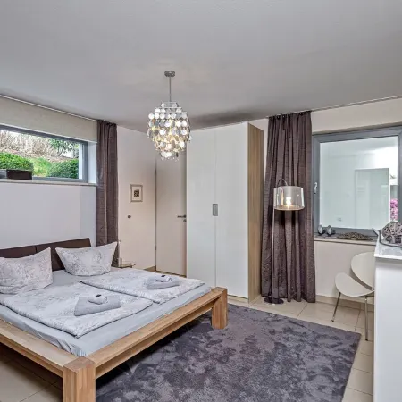 80 sqm spacious ambience in Loschwitz, garden & terrace, free parking Отели рядом с достопримечательностью «Шенфельд-Вайссиг»