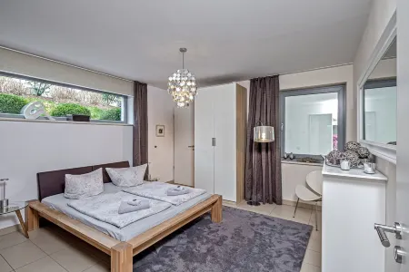 80 sqm spacious ambience in Loschwitz, garden & terrace, free parking Отели рядом с достопримечательностью «Шлос Пилльниц»