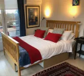 Garden Studio - Top Location, 1 min walk to train, shops, cafes & bars. 紐波特住宿飯店